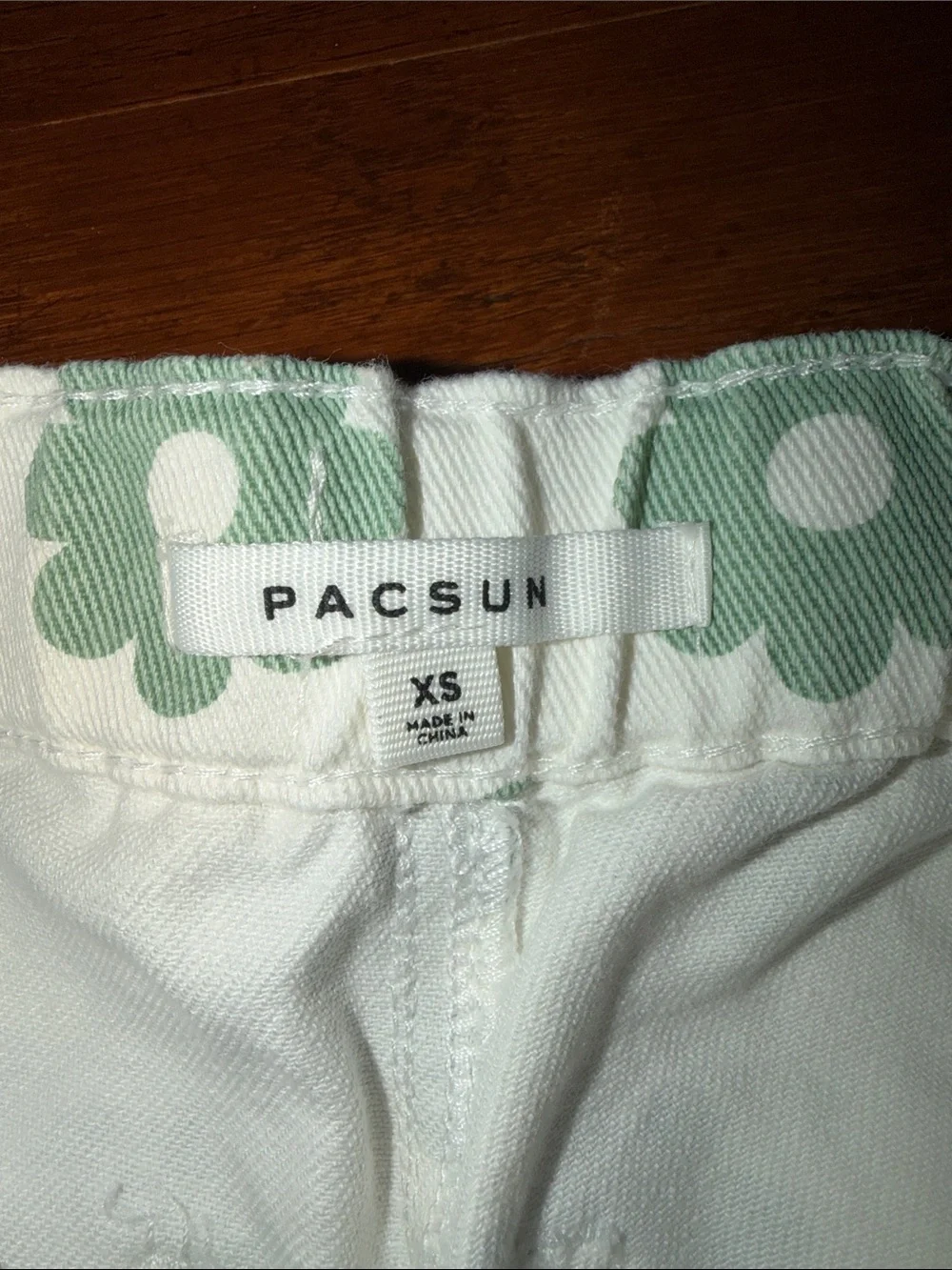PacSun White Shorts with Green Daisy Ditzy Floral Print Size XS